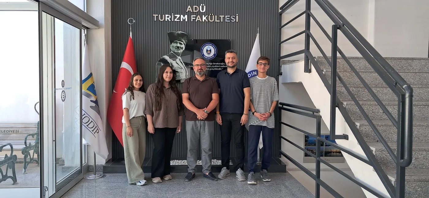 Sahrise Studio ekibi, ADÜ Turizm Fakültesi Dekanı Prof. Dr. Osman Nuri Özdoğan ile fakülte girişinde SardesVR kapalı beta ziyaretinde
