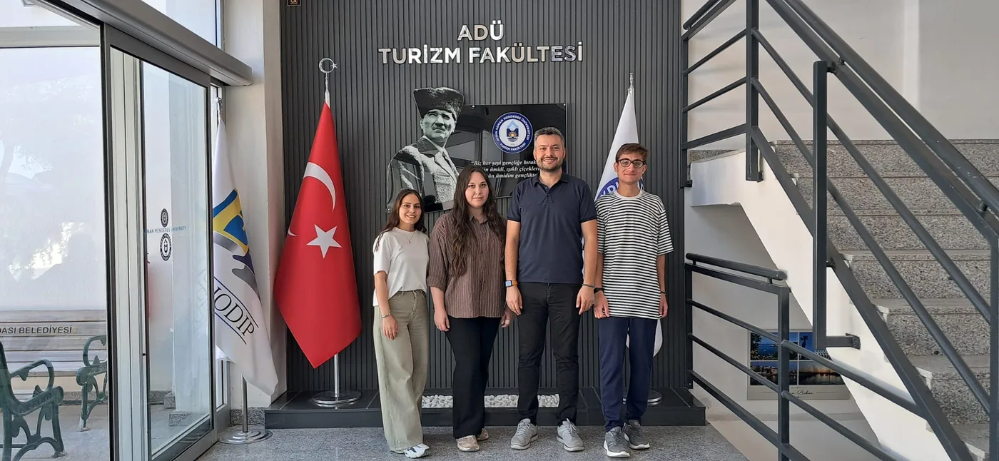 Sahrise Studio ekibi, ADÜ Turizm Fakültesi öğrencisi ve SardesVR proje yorumcusu ile fakülte girişinde