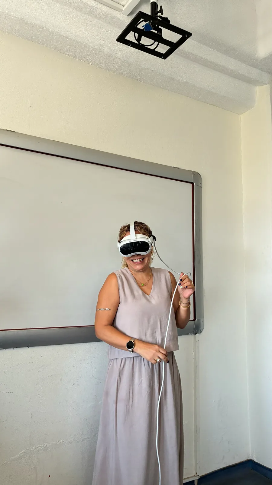 ADÜ Turizm Fakültesi öğretim üyesi, SardesVR kapalı beta sürümünü VR gözlükle deneyimliyor