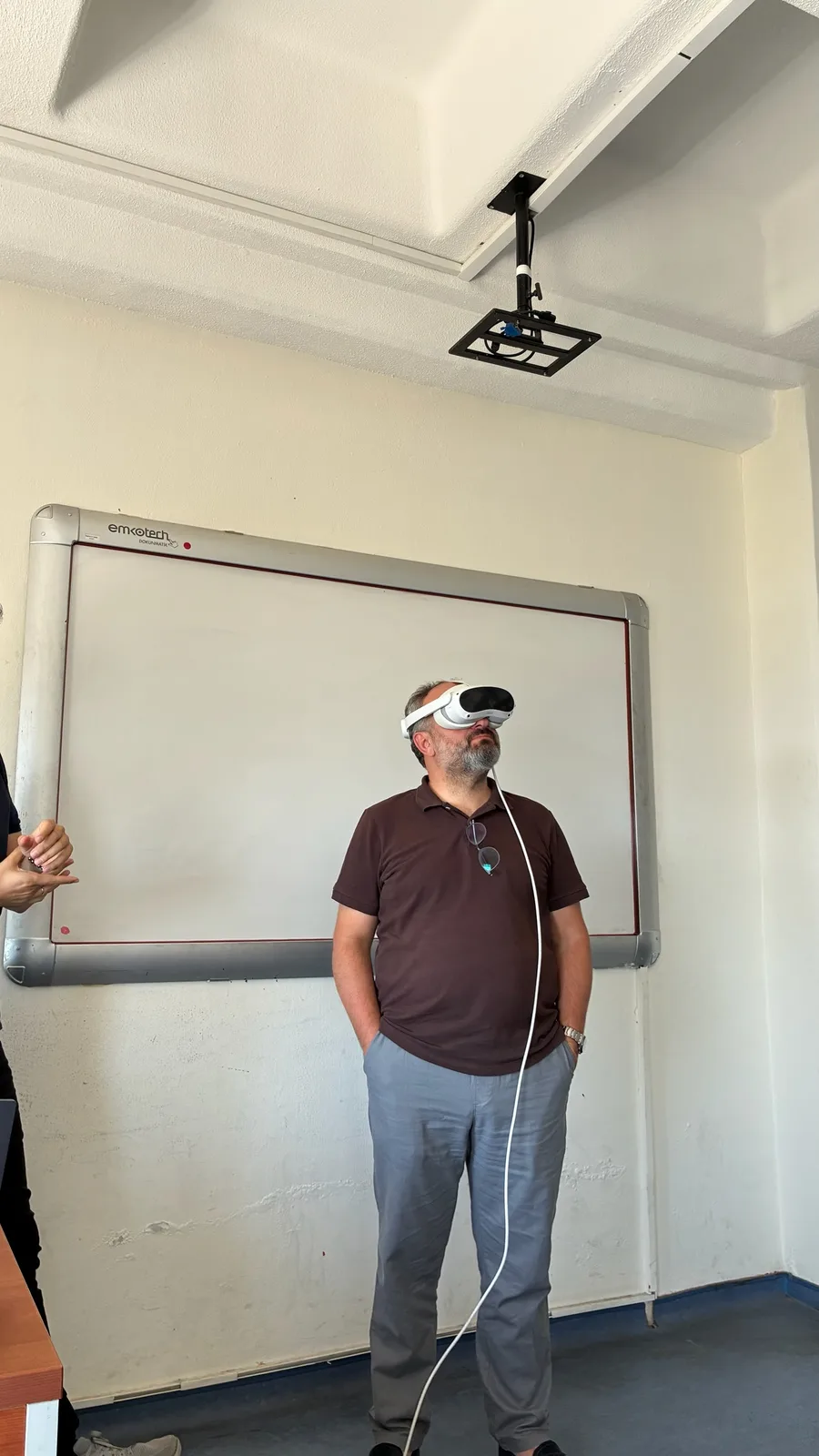 Turizm Rehberliği Bölümü öğretim üyesi sınıf ortamında SardesVR sanal gerçeklik deneyimini inceliyor